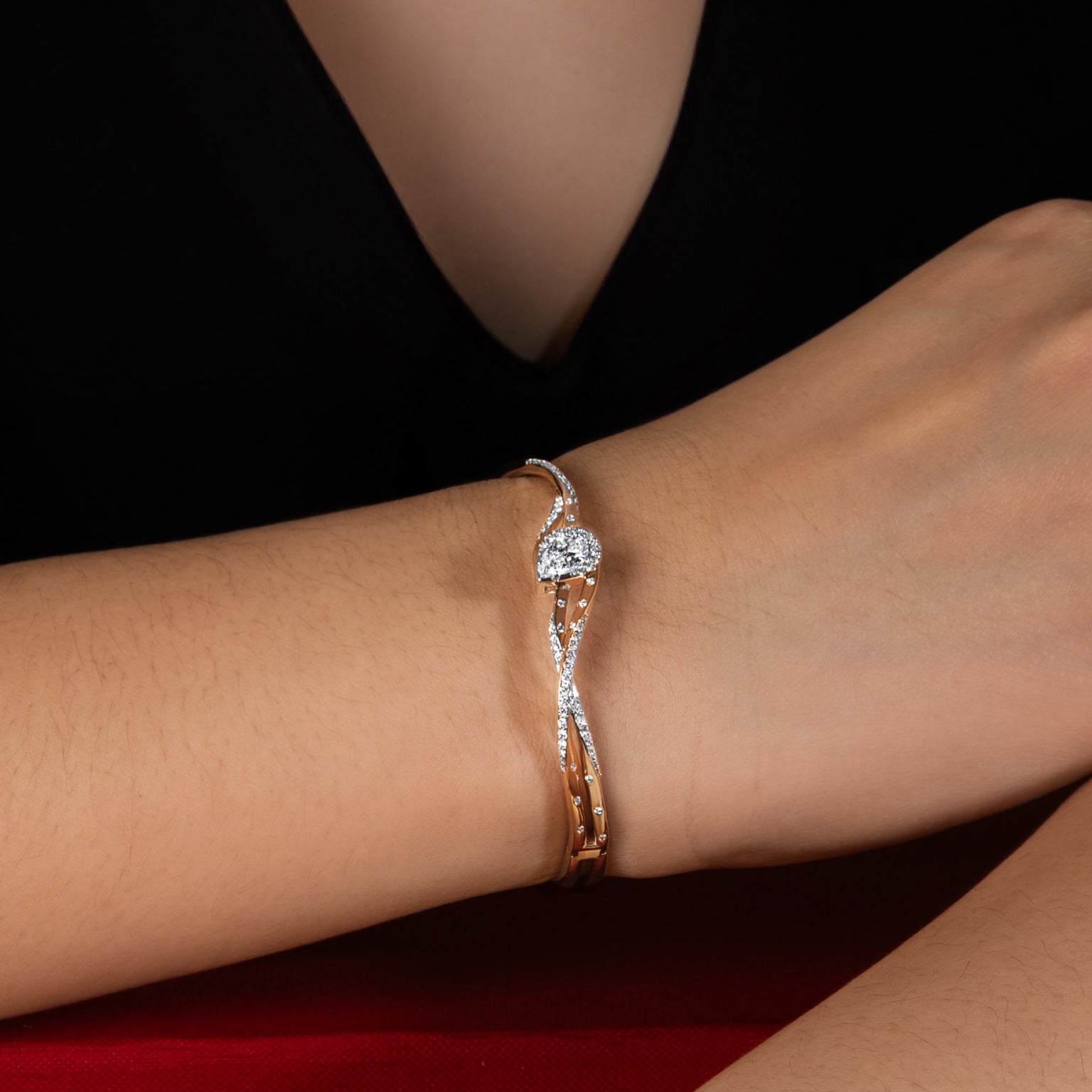 กำไลข้อมือเพชร Chinese New Year Serenity's Spiral Diamond Bangle