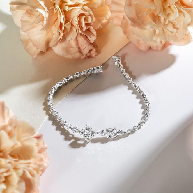 สร้อยข้อมือเพชร GENTLE TWIST FLOWER BRACELET