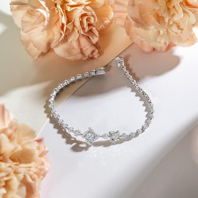 GENTLE TWIST FLOWER BRACELET diamond bracelet