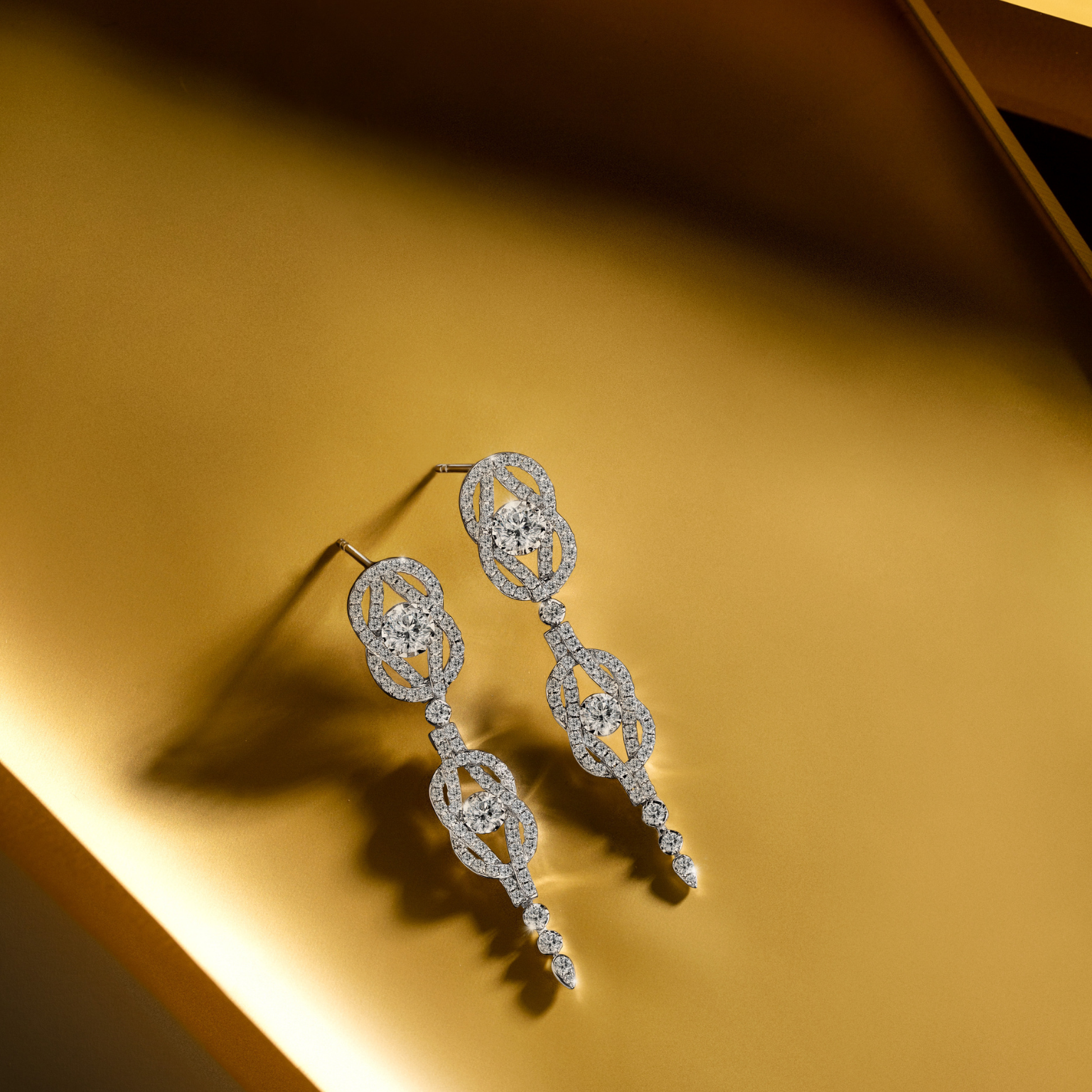 ต่างหูเพชร The Excellence of 19 Twist Diamond Knit Earrings (Certificate: HRD)