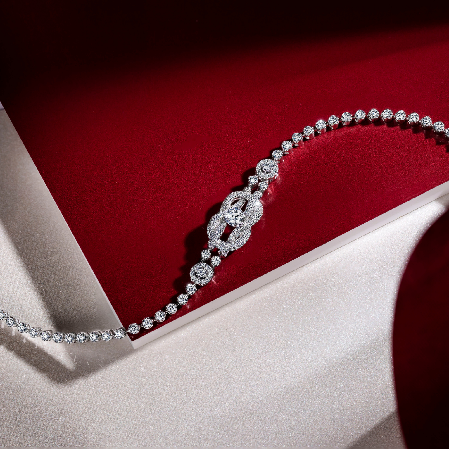 สร้อยข้อมือเพชร The Excellence of 19 Twist Diamond Knit Bracelet (Certificate: HRD)