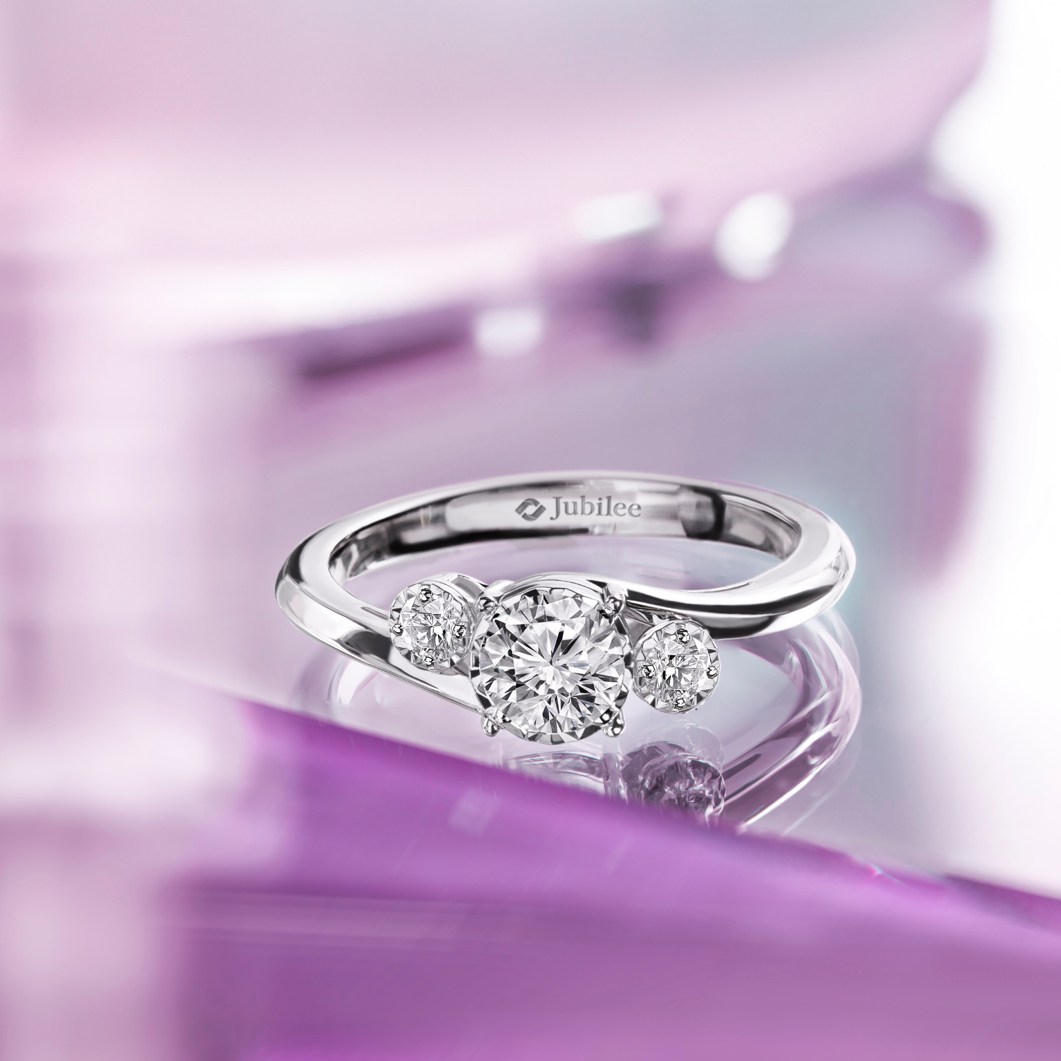 Solitaire Shimmering Diamond Ring