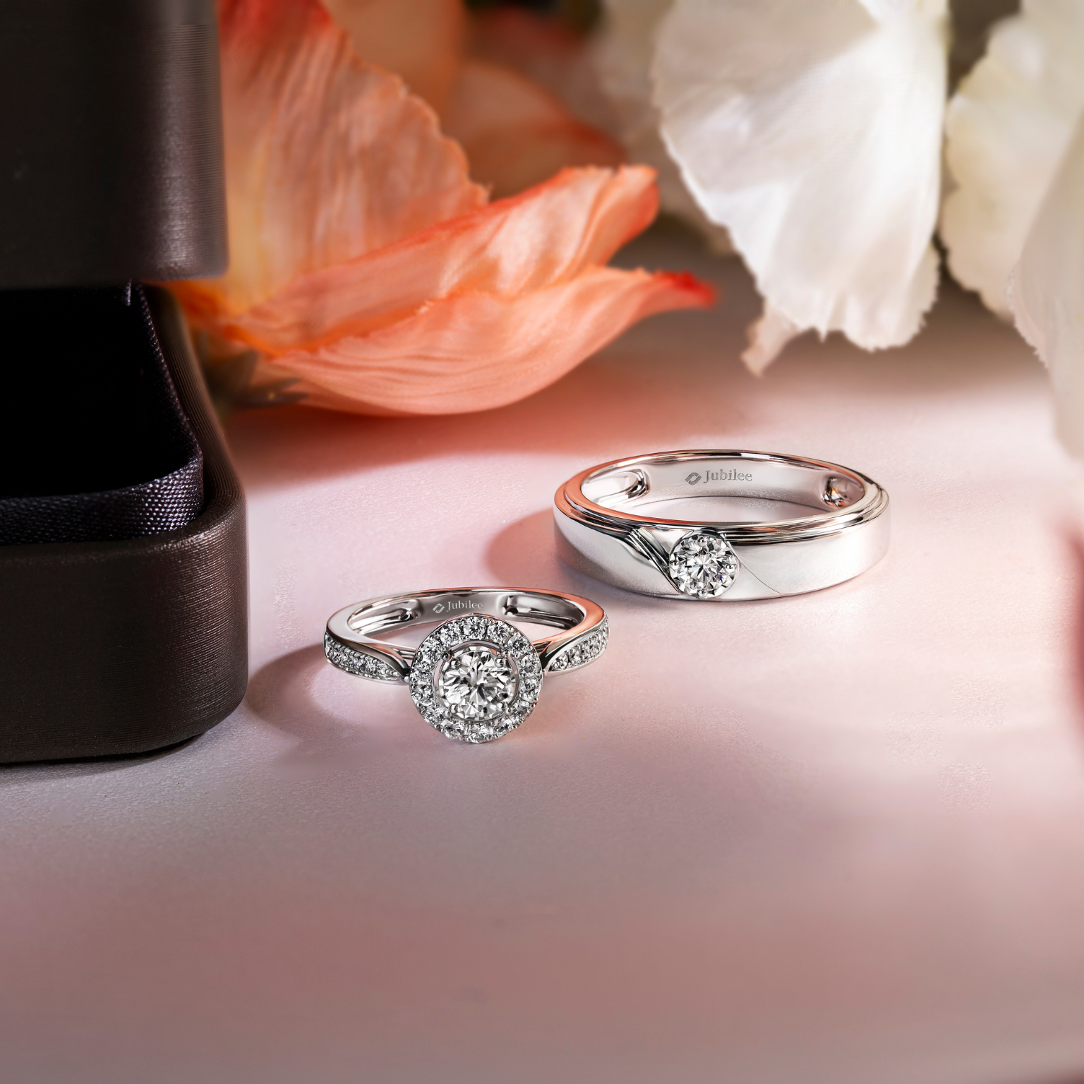 แหวนเพชร Shimmering Grace Halo Ring & Dapper Spark Band Ring