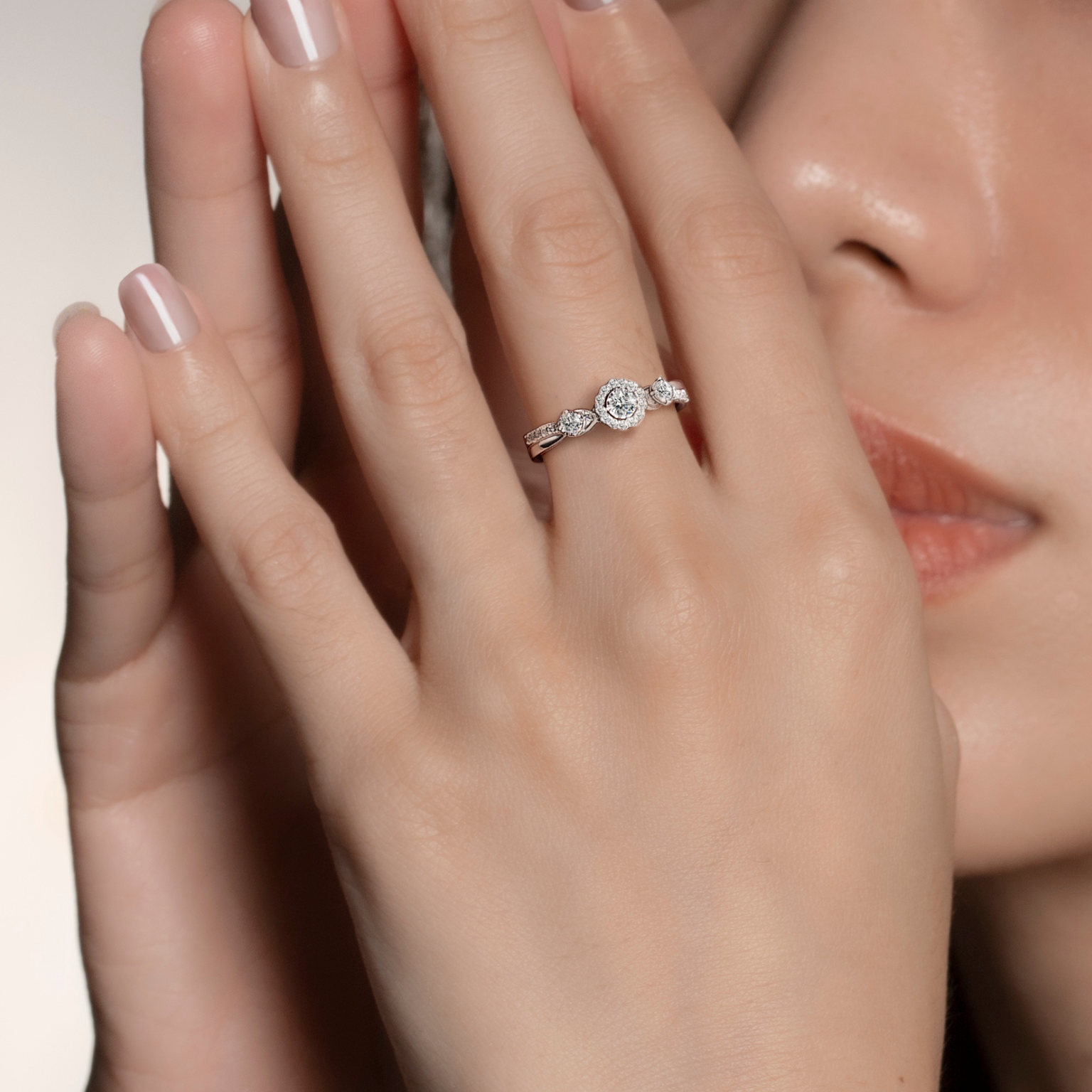 แหวนเพชร Mini Three Stone Halo Ring